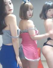 叹了口气，三个美丽的女人在同一台机器上尖叫，然后是当地的处女。