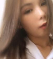 她是一个漂亮的女人，很高，性感和性感的表情。