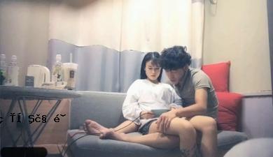 大约是2种高质量的花和两大的年轻女孩。