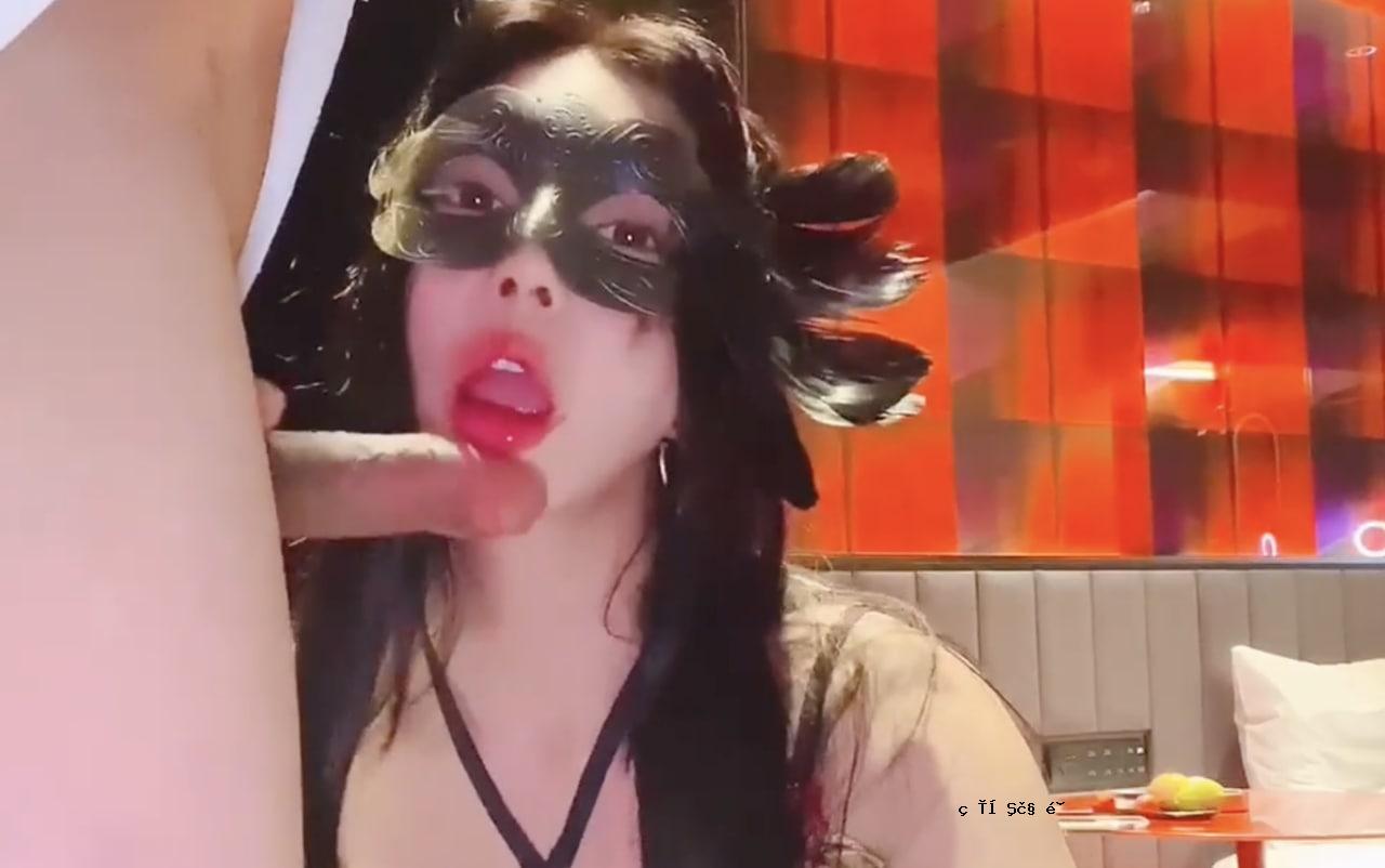 进入中国挡风玻璃商店后，维维安的妻子爆炸了。