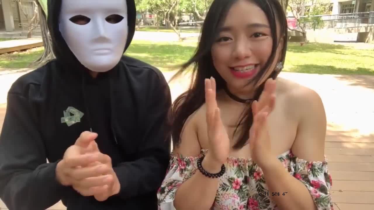 他有点像尚，充满激情，扭曲了。