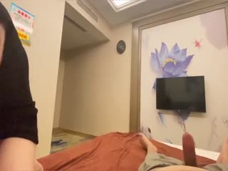 丰满的乳房和美丽的沐浴浴室洗浴缸，闪耀。