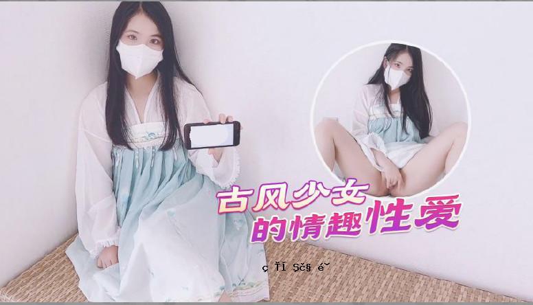 穿着美丽服装的古老美丽的女孩有一个性感的屁股，苗条，没有毛茸茸的头发。