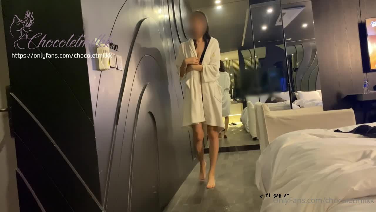 Hikini在户外游泳池中的一件令人着迷的作品。