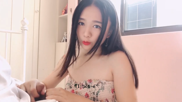 男人的办公室抽屉是一个与他有恋爱的男孩。
