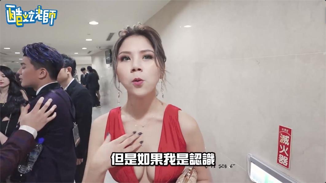 这是一个正在秘密电话的人吗？ ..