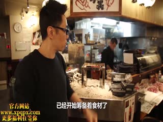 美丽的女人赤裸裸的裸体，人类健康的宴会。