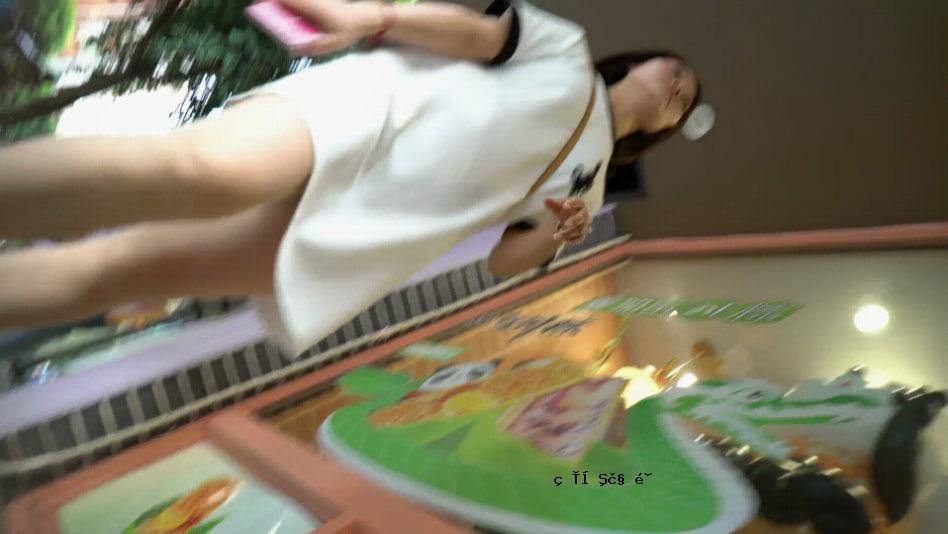 一个美丽的高中女孩，她是一个美丽的女孩，她是一个在友好街上的年轻人