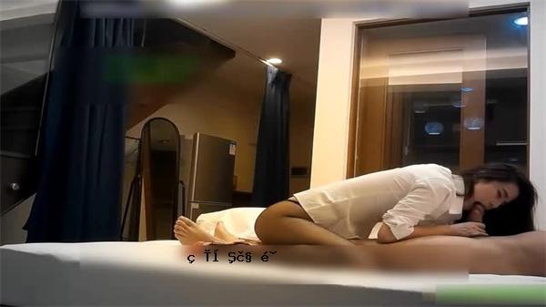 穿着办公室女士的黑腿办公室女士是一个美丽的女人，她不能用大乳房和不允许的乳房打招呼