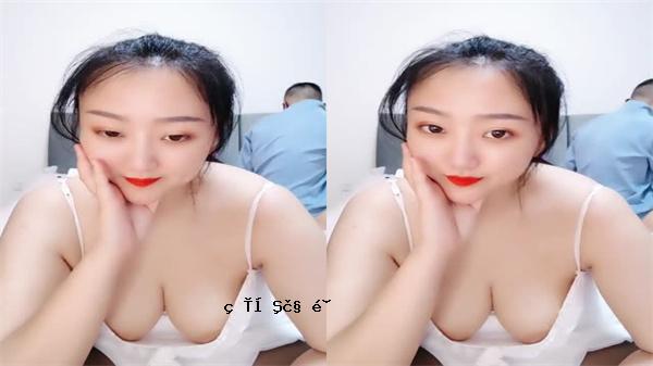 黑色依ugg，大乳房和嘴巴遇到了多个名字和朋友