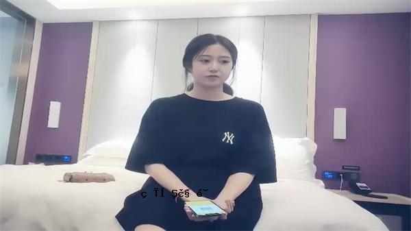 这朵花长着教育的处女，是那个年轻女孩的尾巴，她的喉咙很深，直接邀请她给年轻女孩