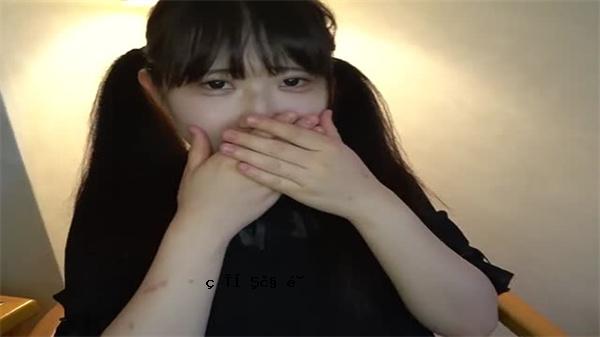 可爱的小美女正在赠送