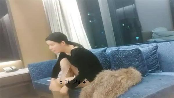 Li Yanjuu学校花女神白色时尚美丽的乳房材料确实很漂亮