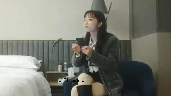 一个具有强烈感性的美丽女孩，灵魂，mo吟，声音，白脚泄漏