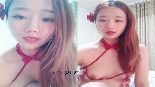 蜂蜜桃屁股小美女脱衣服和引诱她的脖子