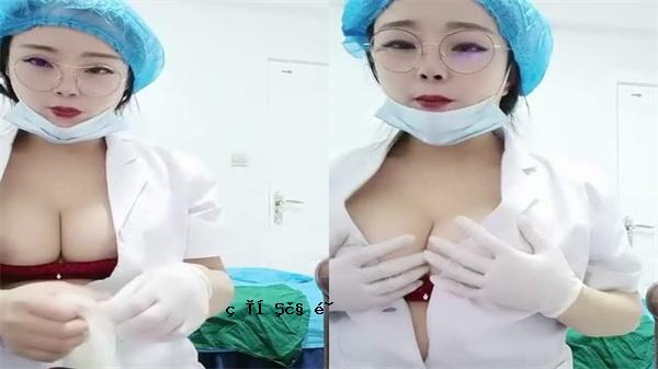 一个喜欢女孩的愉悦并表现出她紧绷的女人真的很淫荡