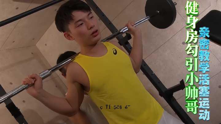 自由健康的家庭草小男性在深奥的教学研究活动中