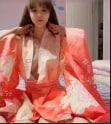 这位年轻女士仍在一个大公鸡的中间