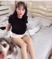 男性朋友不想做爱，但她正忙着看着女性朋友自慰