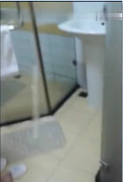 一个年轻女孩的服装模型，腿上有彩色荡妇
