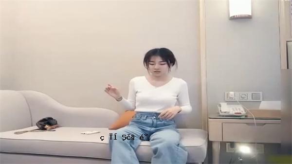 她的一位柔和挑战和高水平的乳房的年轻女士遇到了她的tho动欲望