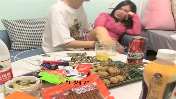 乳房和小网和年轻女士，他们住在小饮料和三轮饮料中