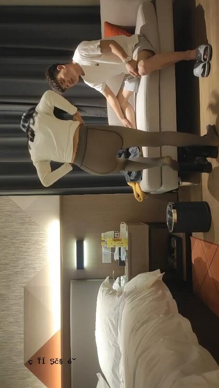 大型工作室是一个高端的女孩，跪在身体的顶部，孔被带到让她的妹妹无法让她回到她身边的地方。