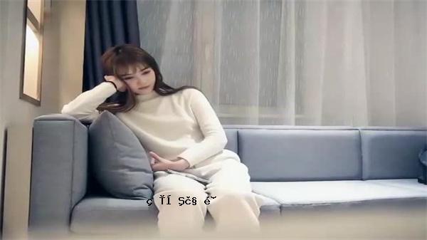 女神的内裤穿着纯粹的美丽，大眼睛，大屁股，拥抱大腿和揉着大腿