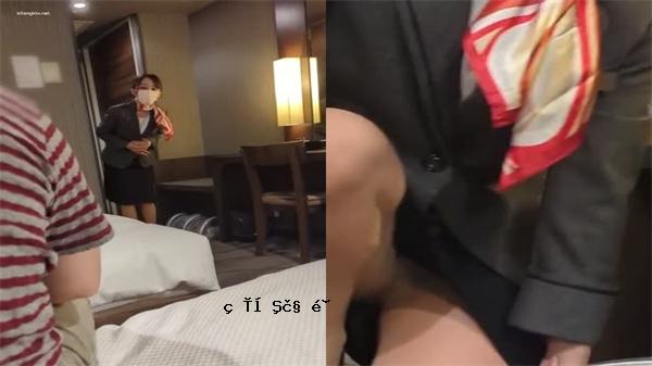美丽的女人在酒类商店前