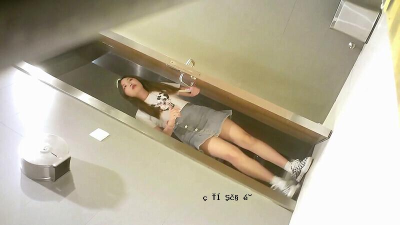 商业办公室女人的全景景观小牛肉和短荡妇玩具手桌大黑洞，有一个角度