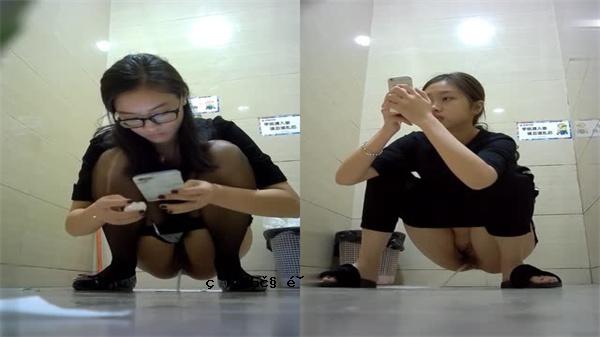 有一个尿液的年轻女士的商业办公室