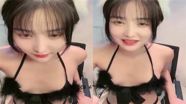 两个乳房，一只小母狗，淫荡的声音，一种语言，一张相互的嘴，一个朋友，一只狼，还有一个工具，自慰。