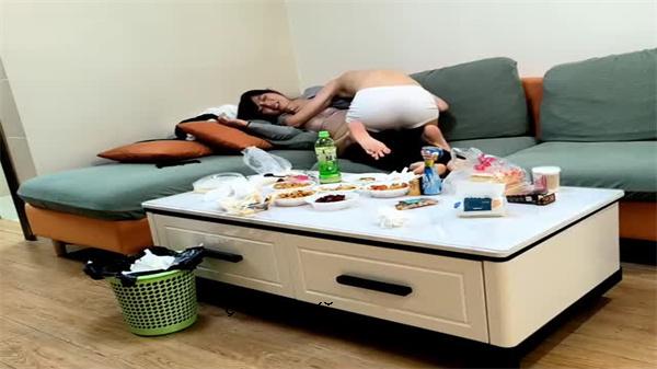 一个寻找好家庭的孩子，一个年轻人，一个年轻人，一个年轻人，一个完全被火覆盖的年轻人。