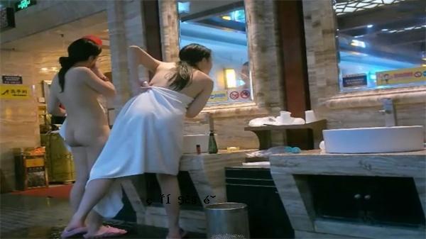 温泉沐浴女浴房沐浴区内部光线照射