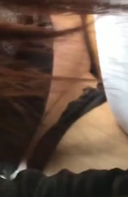外面阳光明媚，车子迎着风开。