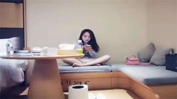 我是最敏感的人，我对自己的胸部不满意。