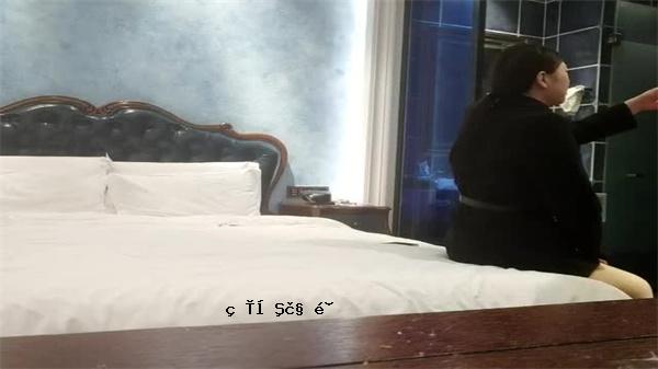 无情感性性感母亲的妹妹的头和喙