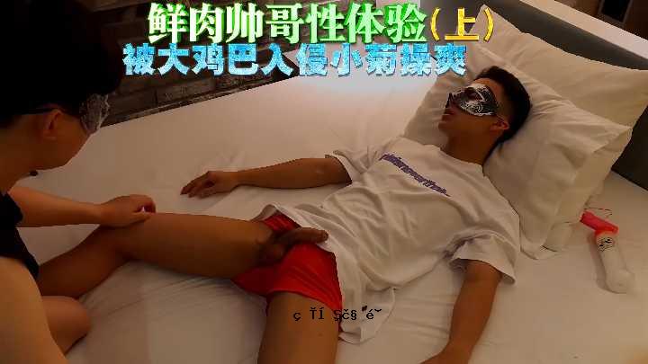 大鲷鱼的肉里引入了一小股菊花汤。