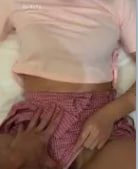 学生的妹妹把衣服穿在里面，这几乎是不愉快的。