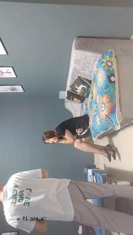 小狐狸和浣熊的妻子，黑斗篷女人，张开大腿，揉着大腿，在头前放了一个大屁。