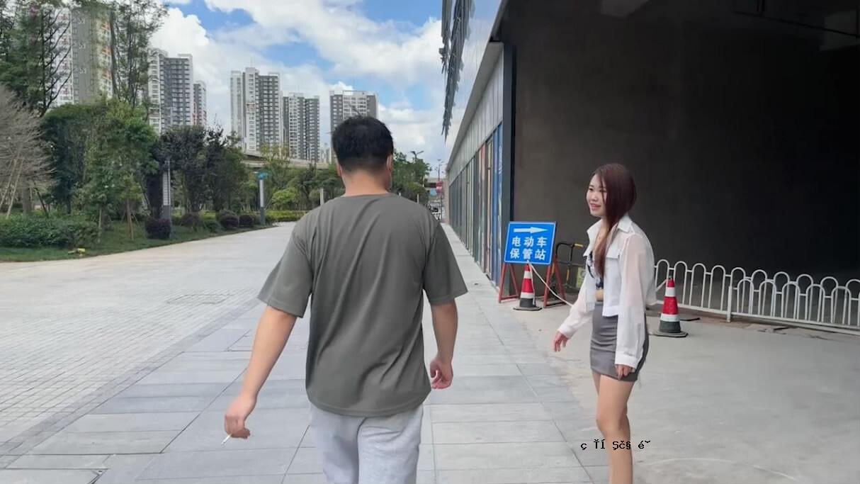去小车站的路上，我们在去车门的路上停下来，当那个女人上车时，她就到了家里和她发生了性关系。