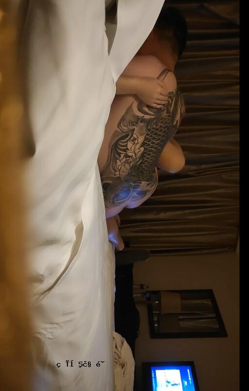 新人 K 探索鲜花、幼儿和酒类商店。