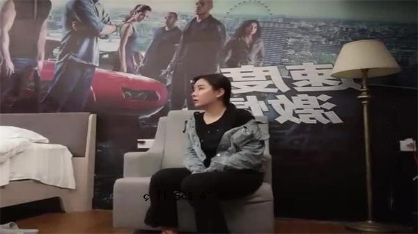 一花台团小妹保证是穿大衣的妹子