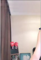 一个未上高中的少女，动作嚣张，坐在椅子上，被情绪所诱惑。