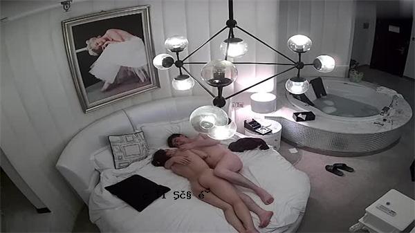 眼镜眼镜美女酒铺3把枪