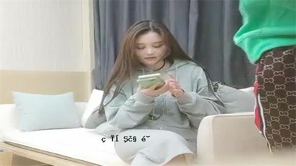 脸白胸美的女人