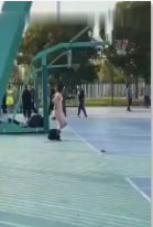 姐姐正在脱衣服，我忙得不亦乐乎地看着她。