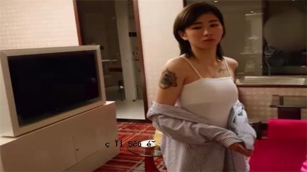 约炮大神胖虎网约21岁高冷大学生纹身小妹妹一镜完全暴露在地板上地板就在这里拍完海量照片后的最后一拍也是好点4K画质