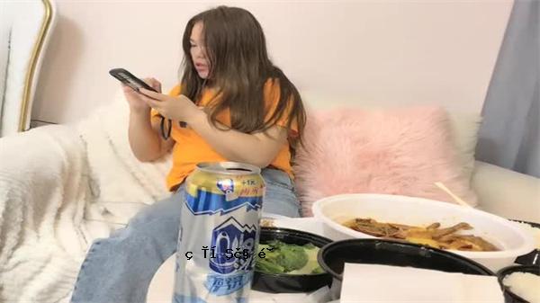 可以说，一个家境殷实、屁股肥硕的男人，一个年轻的男人，一个年轻的男人，一个吃饭的男人，一个欢呼雀跃的男人，一个激情澎湃的男人。