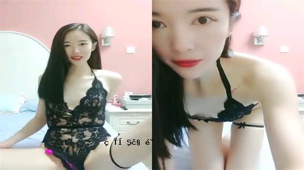 长腿女王达成黑长腿爱情。